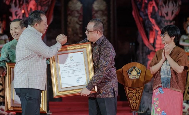 Ari Dwipayana Terima Anugerah Parama Bhakti Budaya dari Pemprov Bali